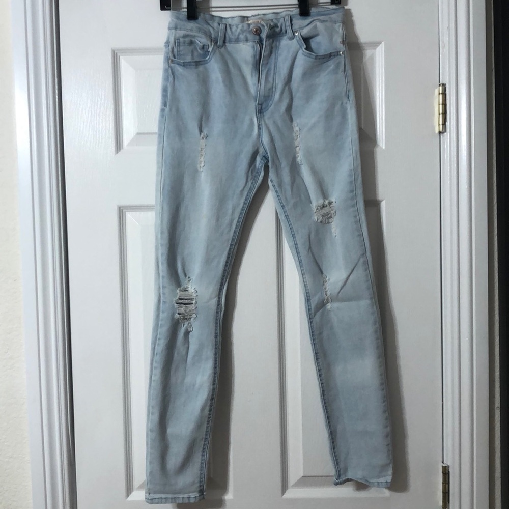 3/25🥳 Forever 21 Light wash skinny jeans
